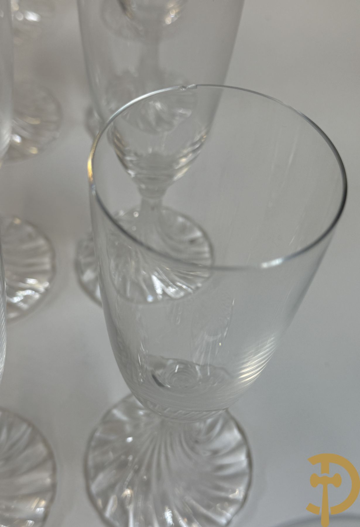 Kristallen glasservies met getorste voet, gemerkt Lalique model 