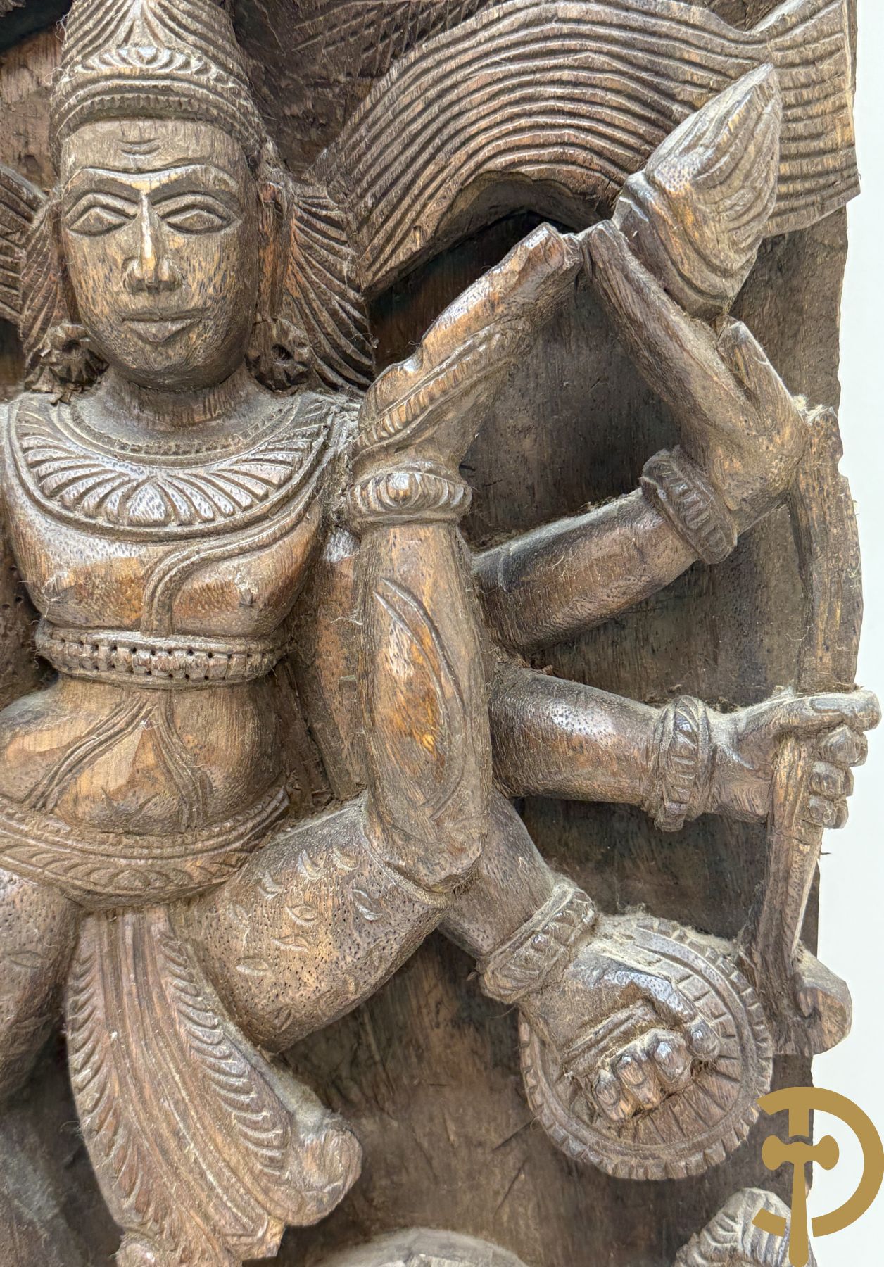 Paar Indische houtgesculpteerde basreliefs van geisha