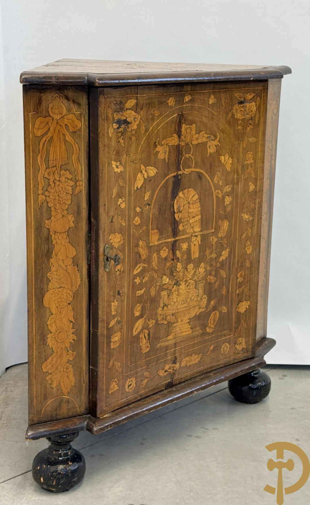 Hollandse ééndeurs hoekkast met gemarketteerd bovenblad met bloemenmotieven- deur met amfoor,  bloemen en bovenaan met papegaai