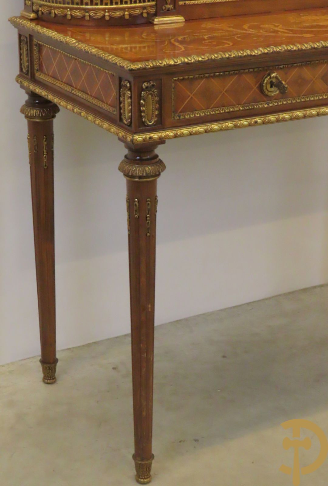 Notelaren tweedelig  kabinet met 2 lades en 2 deuren op hoge poten, gemarketteerd en bezet met bronsbeslag