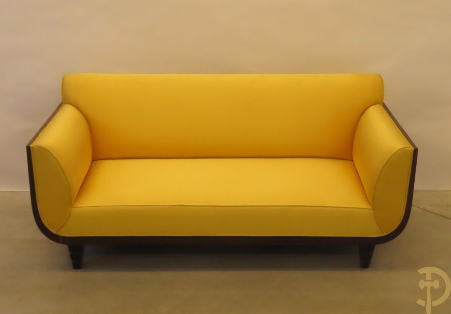 Canapé met gele zijden stof bekleed op palissander chassis, Art deco stijl