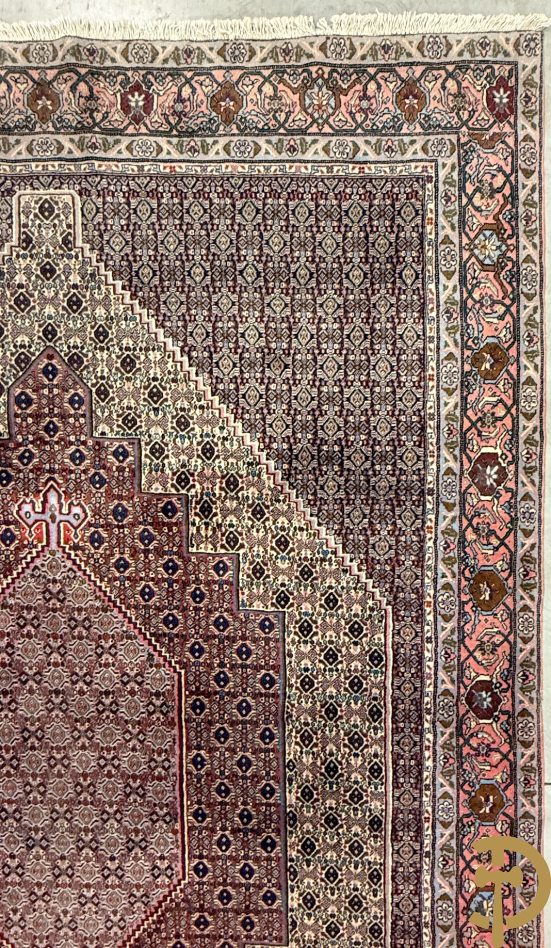 Oosters handgeknoopt tapijt met centraal trapeziumvormig decor