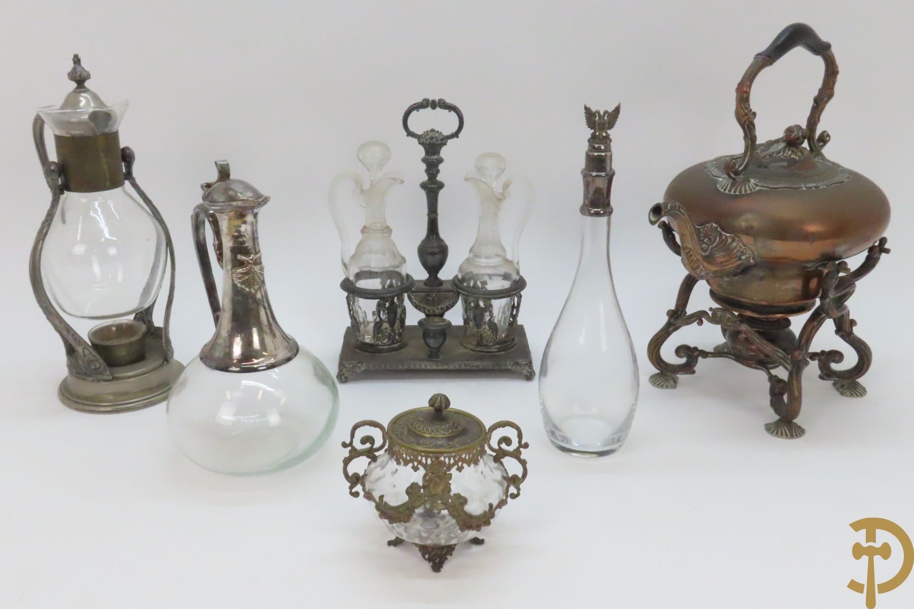 Twee decanteurs + olie- en azijnstel + 2 schenkkannen + twee-orig dekselpotje