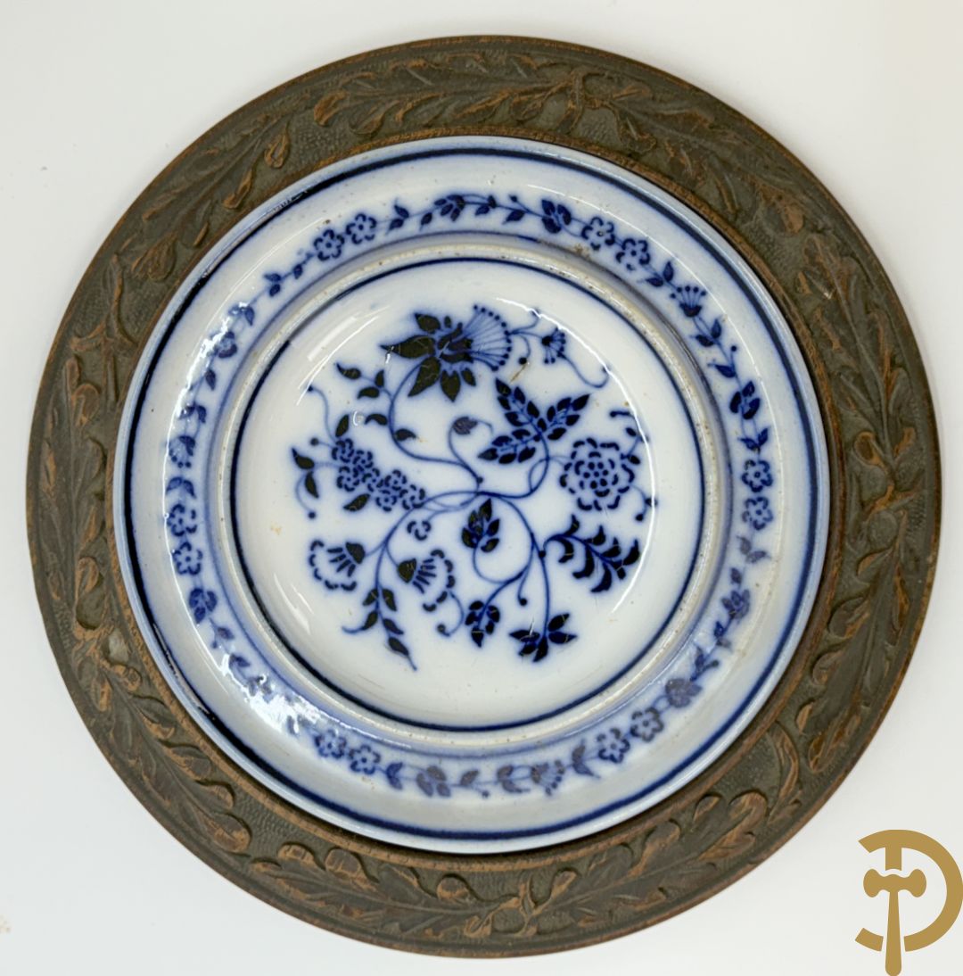 Keramieken boterschaal gehouden in houten gesculpteerde omranding met accanthusranken, onderaan gemerkt Waechtersbach