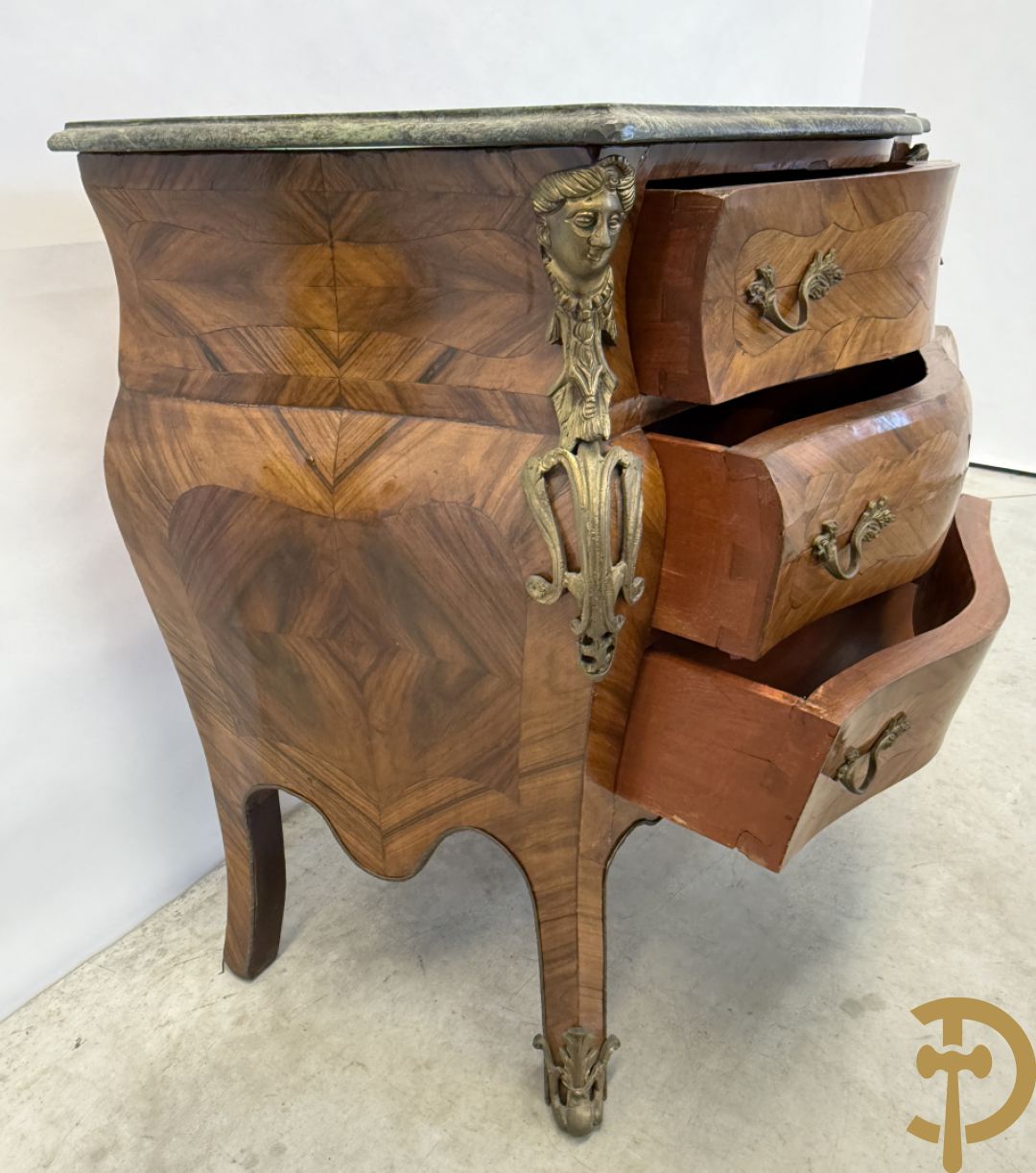 Notelaren drielandencommode met bronsbeslag en groen marmeren blad