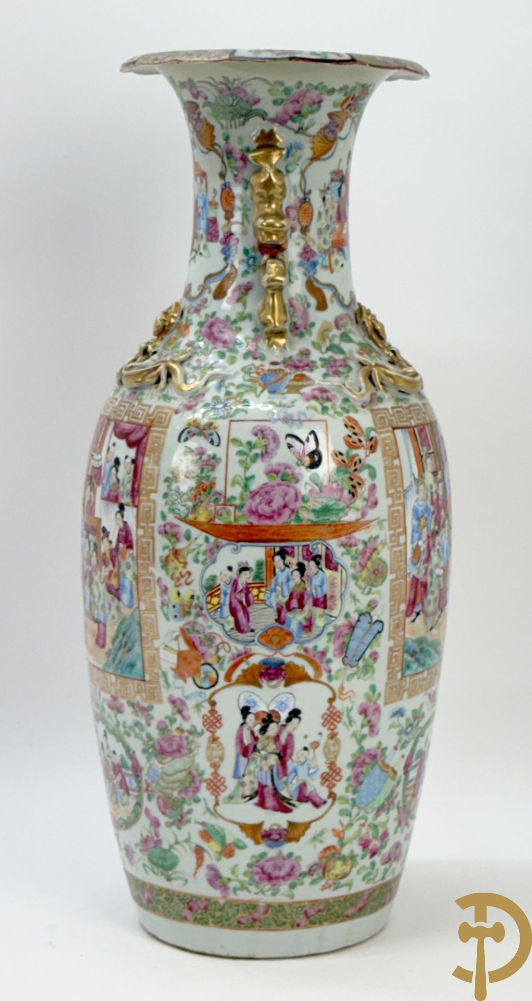 Chinese porseleinen Kanton vaas met geanimeerde hoftaferelen, natuurmotieven, fauna en floradecor