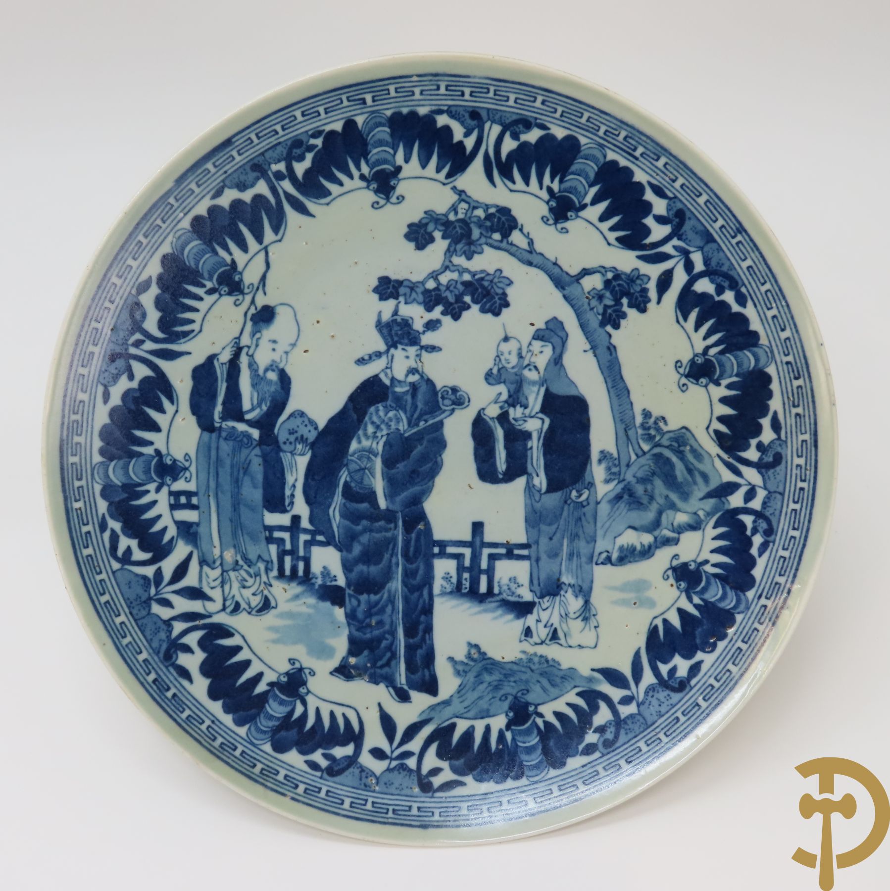 Chinees porseleinen blauw/wit bord met decor van ouderlingen + Chinees porseleinen bord met decor van bloemen en planten + bord in dik geglazuurd blauw/wit keramiek met floraal decor + meerkleurig Chinees bord met bloemendecor