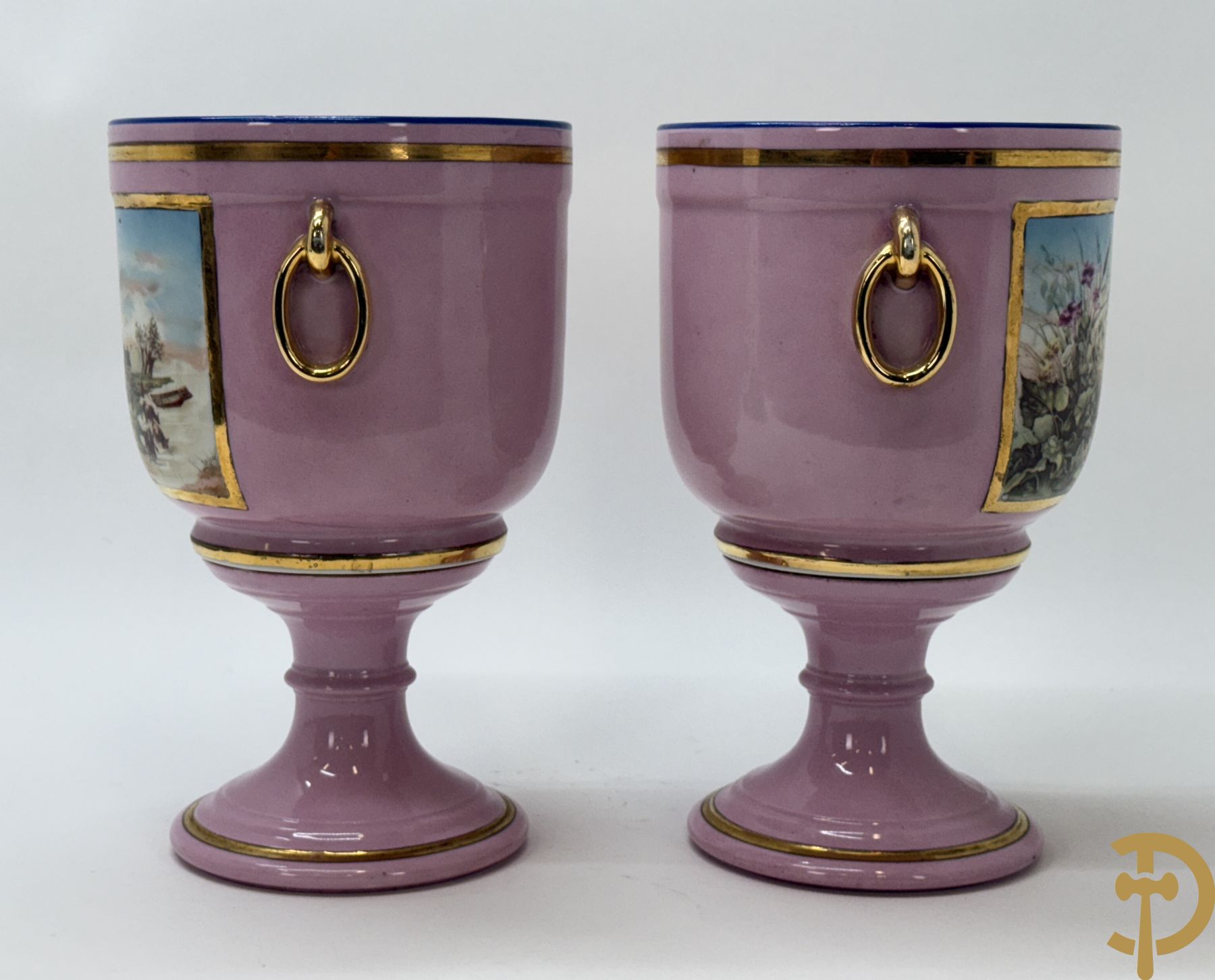 Paar roze gekleurde porseleinen coupes met idyllisch landschap in decalcomanie decor met vergulde rand