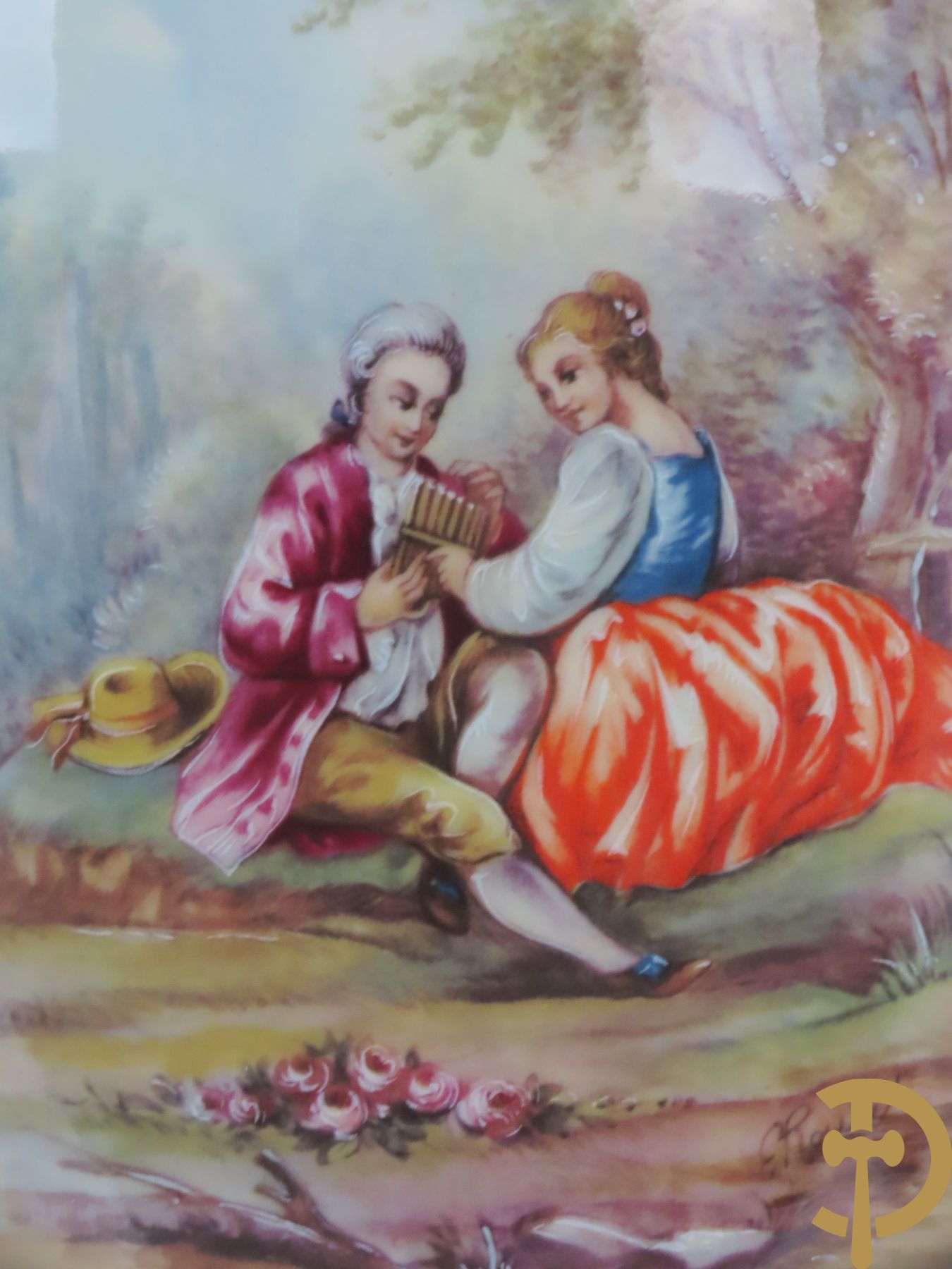 Paar Sèvres stijlvazen met geanimeerd romantisch decor, zijdelings bezet met bronzen medusahoofden, Rouly getekend