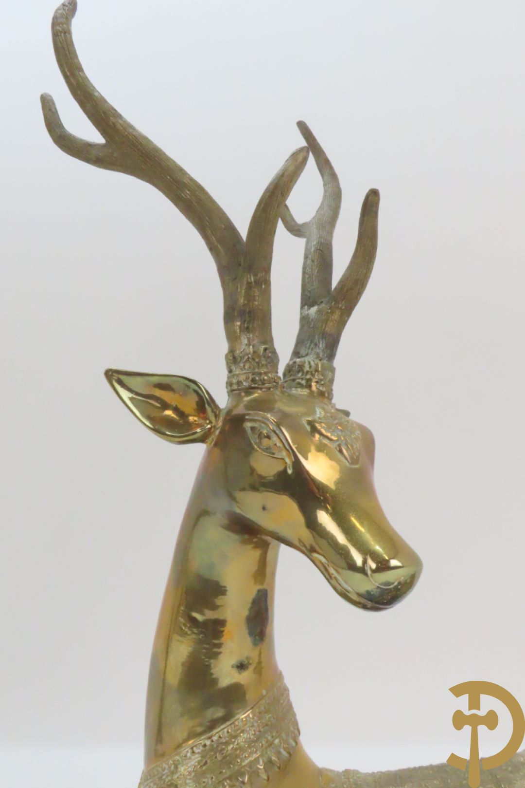 Paar koperen liggende herten