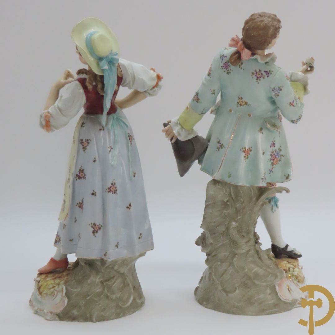 Paar meerkleurige porseleinen beelden van romantisch koppel , onderaan gemerkt