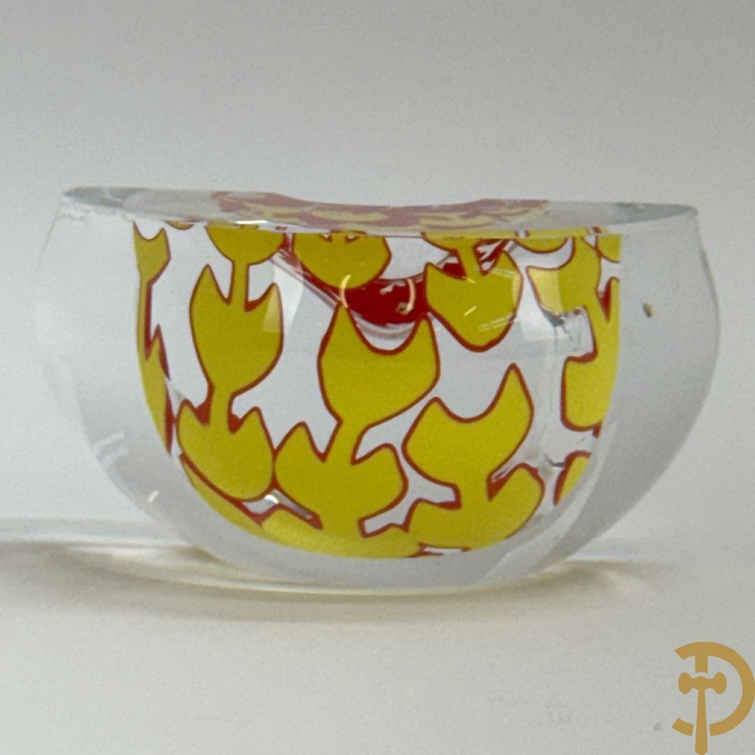 MAPSTEVENS getekend 2000 - Kristallen half bolvormig sierstuk met geel/rode motieven