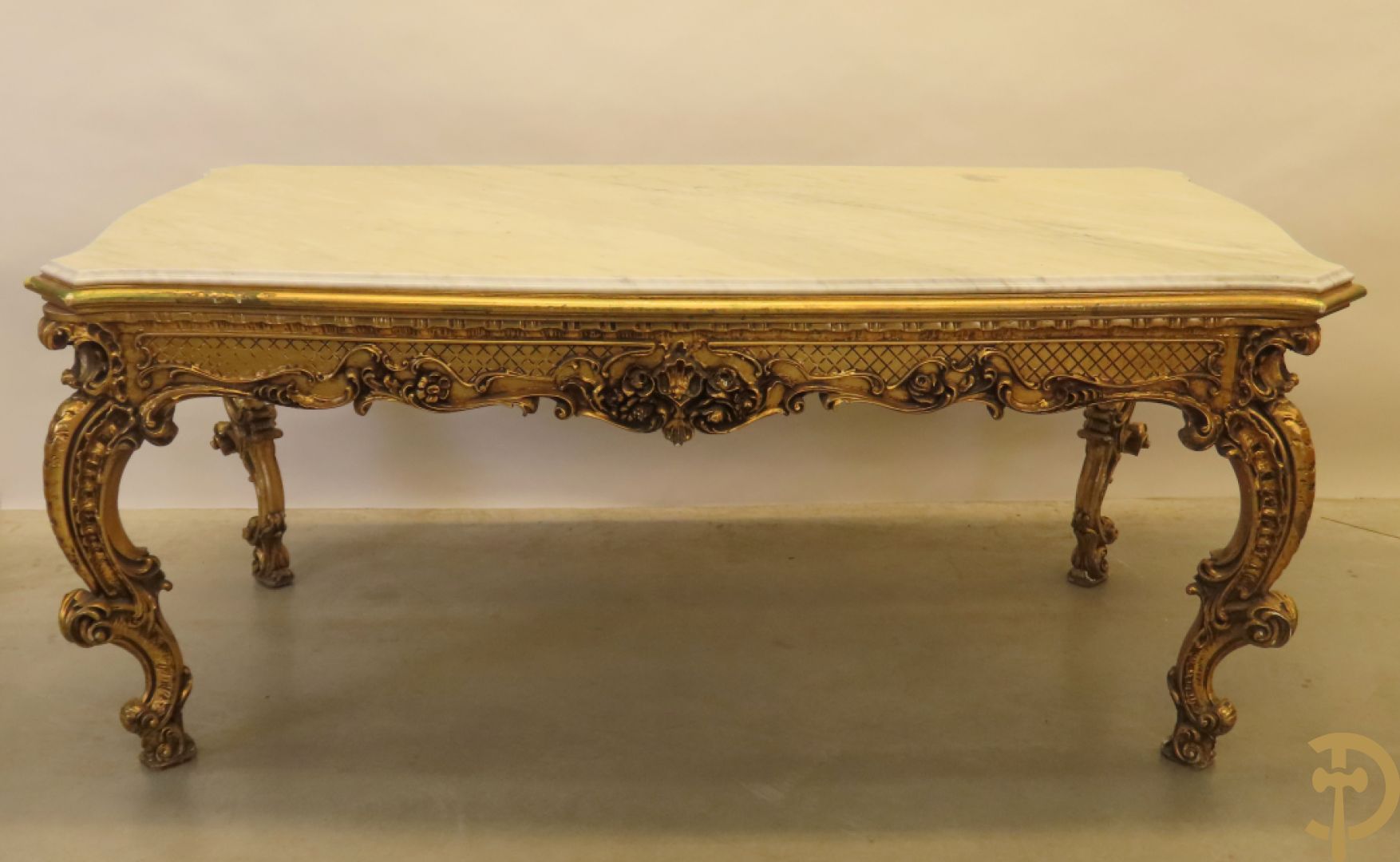 Uitzonderlijke vergulde Louis XV eetkamer bestaande uit vijfdeursdressoir met voluutvormige accanthusranken en rocailles, beschilderd met bloemenmotieven en centraal tafererel met hoornen des overvloeds + bijhorende spiegel vergulde tafel op voluutvormige poten met zes bijhorende stoelen + vitrine met accanthusranken en centrale deur, op voluutvormige poten