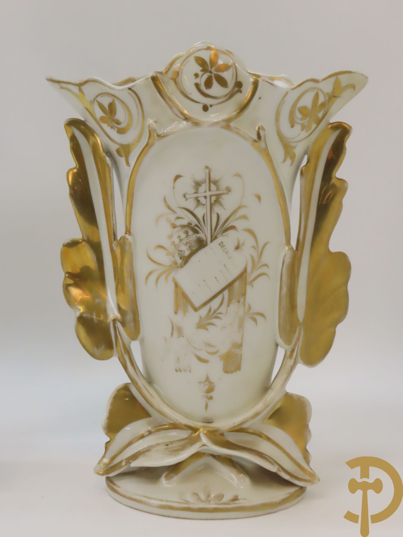 Porseleinen Vieux Paris vierarmige kandelaar met bloemen bezet + paar Vieux Bruxelles cornetvazen