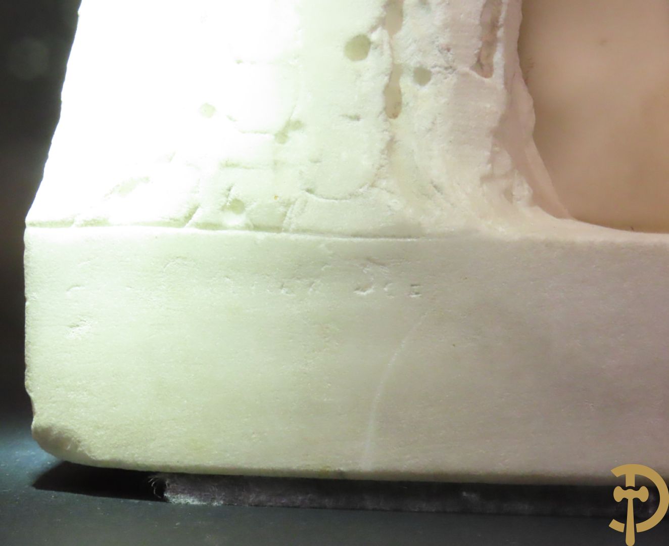 Onleesbaar getekend links achter 