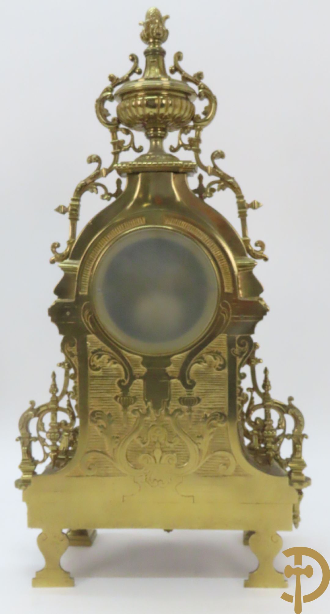 Driedelige koperen Neo Renaissance garnituur bestaande uit klok met amfoor bovenaan en Neo Renaissance motieven, Richond 11 Bd Mont Martre getekend - geflankeerd door paar vijfarmige kandelaars