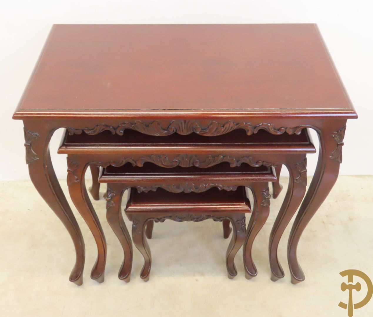 Vier inschuifbare mahoniehouten cigognetafels,  Louis XV stijl