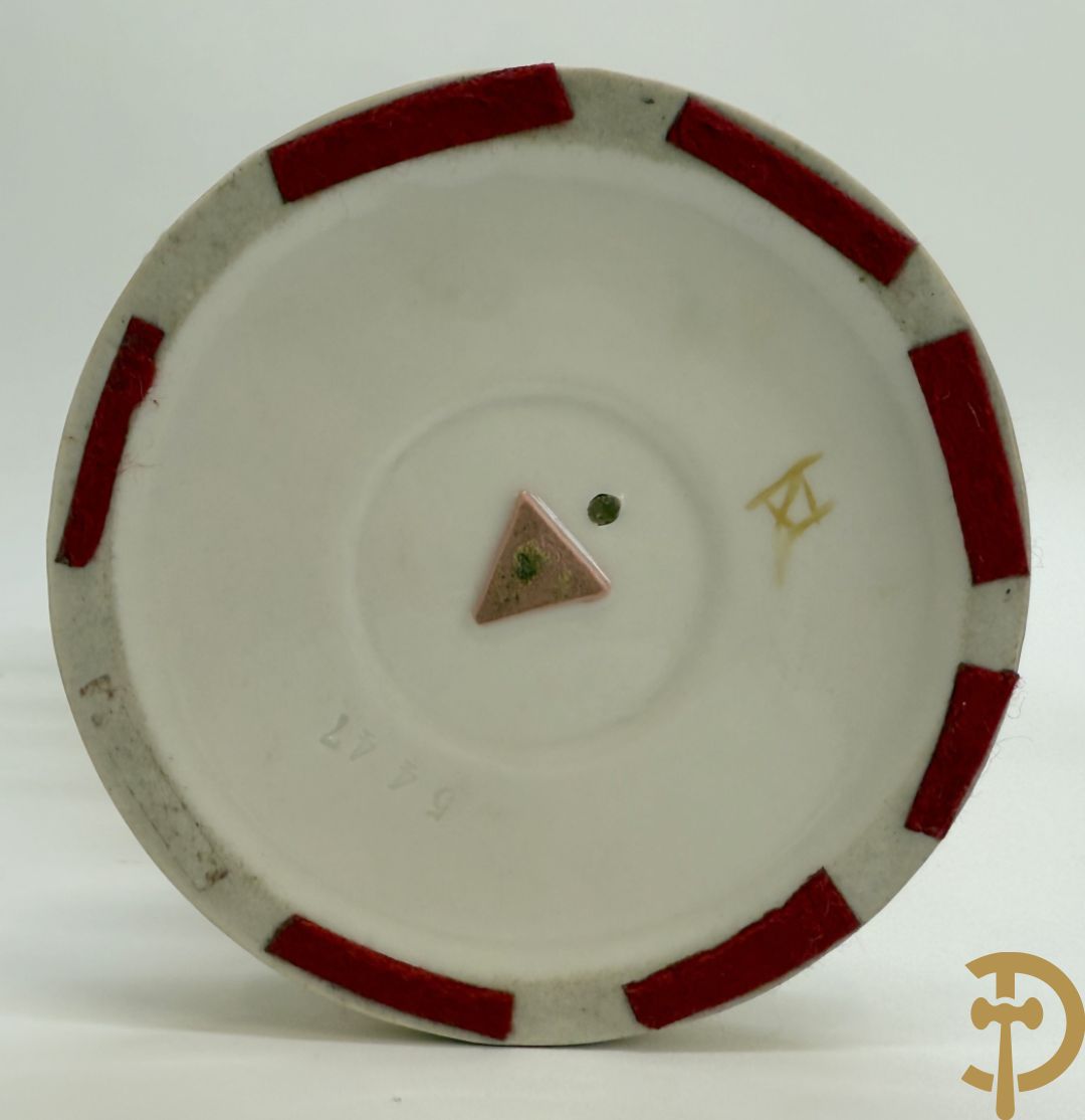 Paar Royal Dux vazen met guirlandes, Louis XVI stijl , nummer 5447