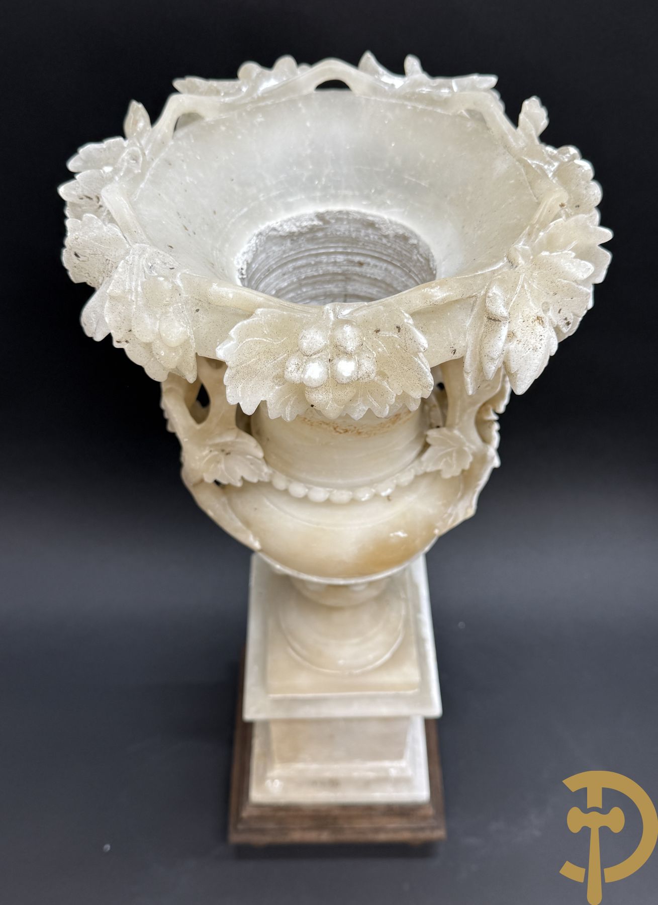 Paar handgesculpteerde albasten vazen met bloemen- en accanthusranken