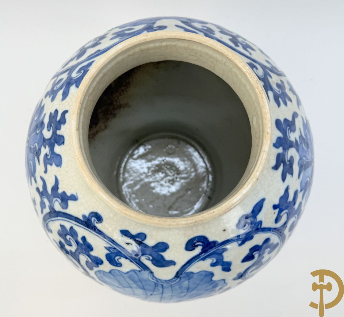 Paar Chinese dekselpotiches in blauw wit porselein met bloemendecor en accanthusranken