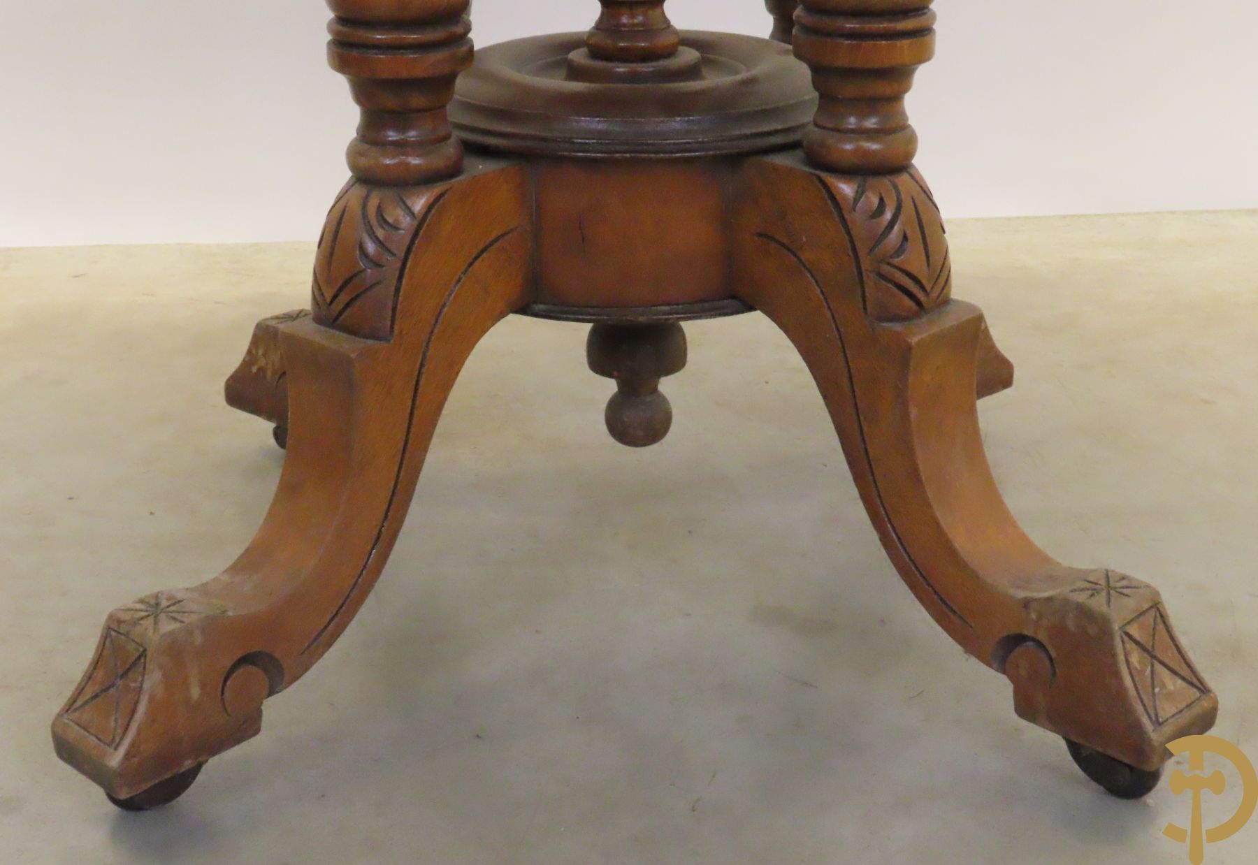 Achthoekige bijzettafel met marqueterie op vierpikkel