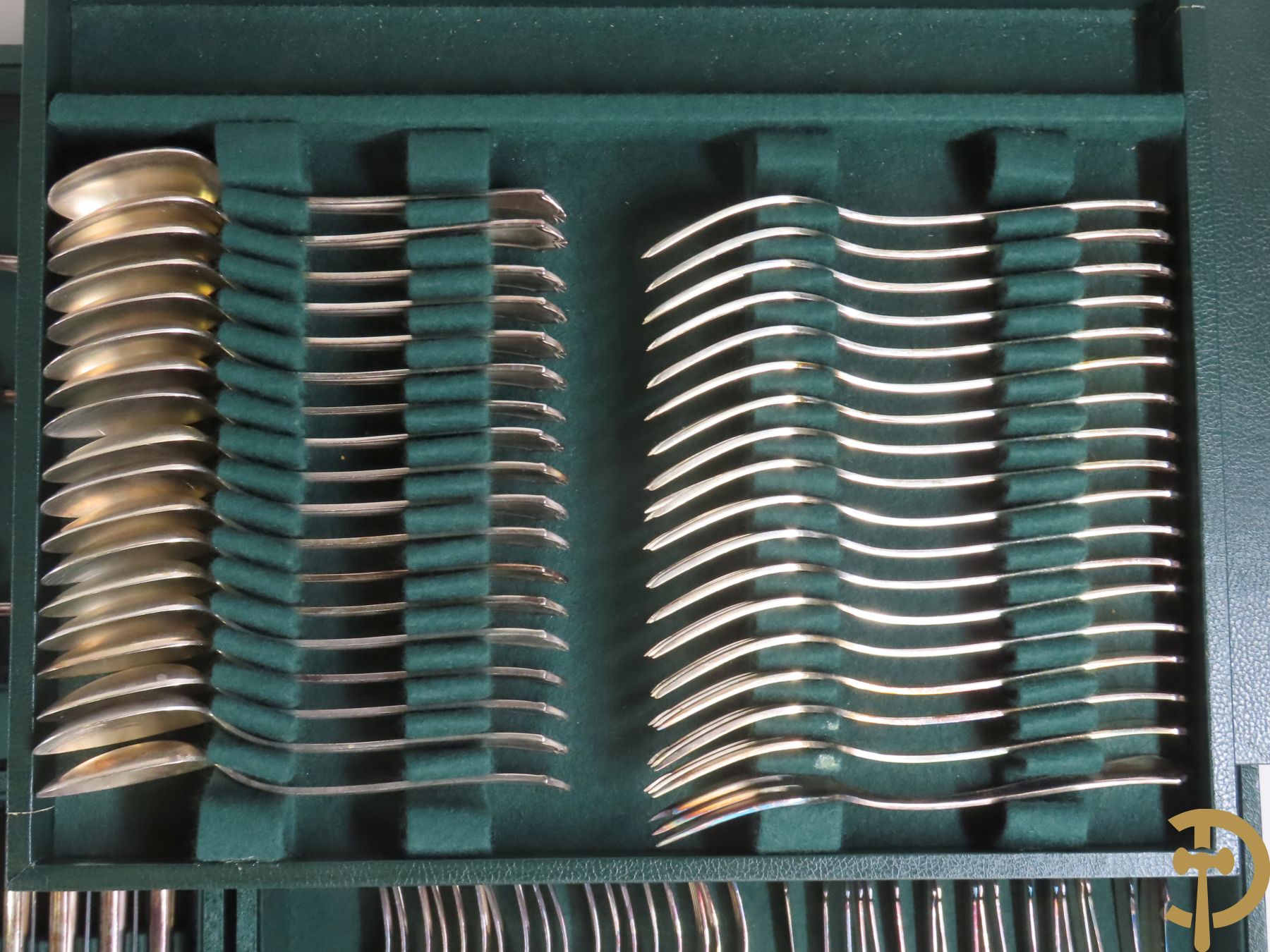 Verzilverd bestek 100/1000 bestaande uit 9 reeksen van 12 en 16 losse stukken