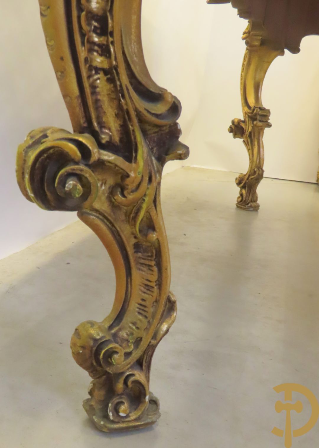 Uitzonderlijke vergulde Louis XV eetkamer bestaande uit vijfdeursdressoir met voluutvormige accanthusranken en rocailles, beschilderd met bloemenmotieven en centraal tafererel met hoornen des overvloeds + bijhorende spiegel vergulde tafel op voluutvormige poten met zes bijhorende stoelen + vitrine met accanthusranken en centrale deur, op voluutvormige poten