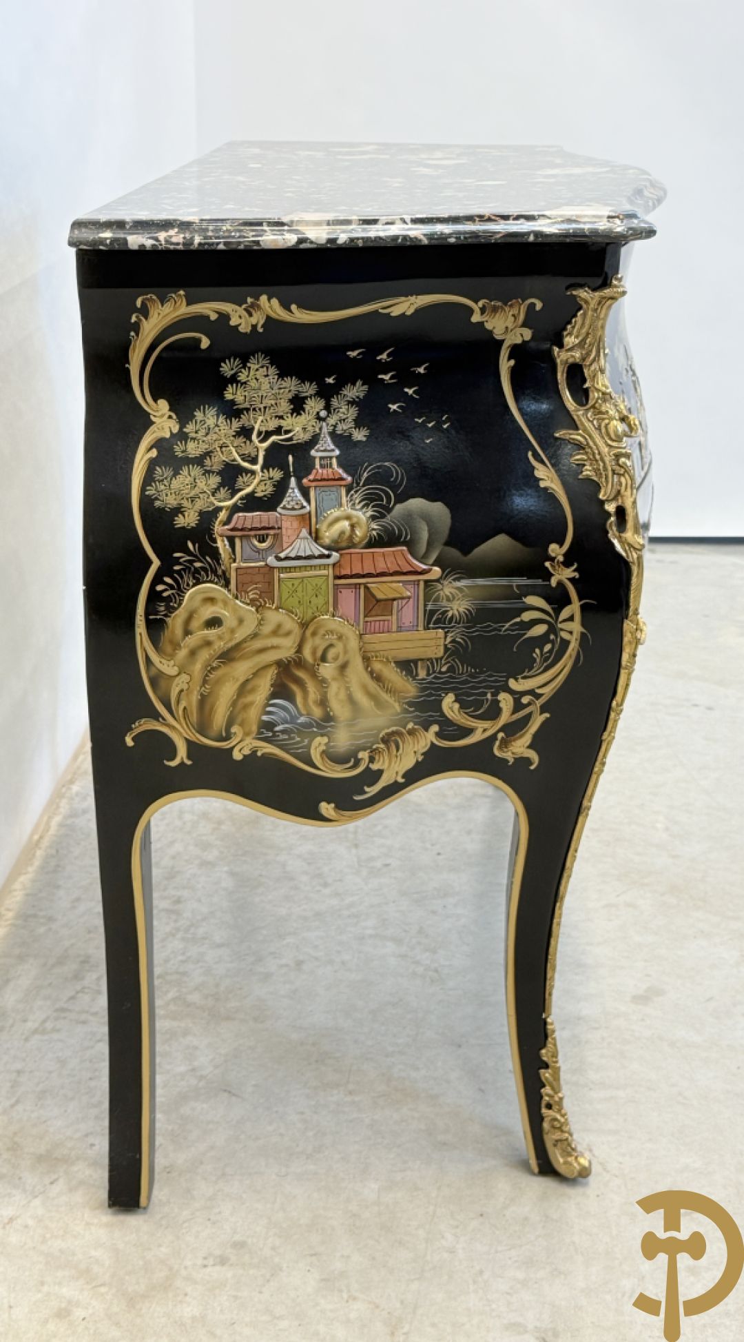 Zwartgelakte gebuikte tweeladencommode met Chinoiserie decor en marmeren blad