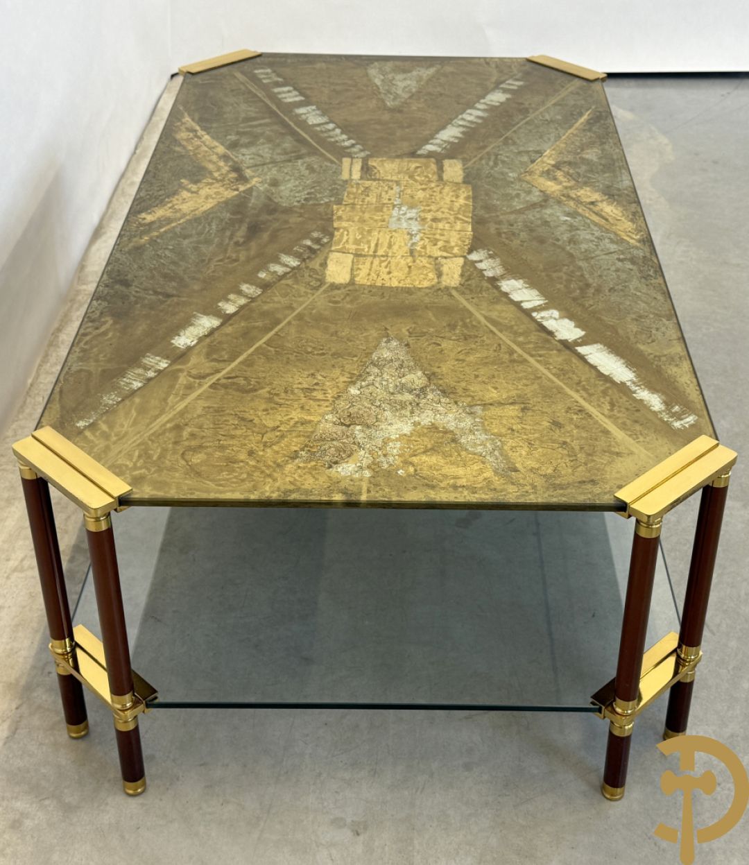 Vintage salontafel met geslepen glazen blad met bladgoud bewerkt op koperen voeten, Meersman Lucas getekend + 2 sidetables met geslepen glazen blad met bladgoud bewerkt op koperen voet, Meersman Lucas getekend + bijhorende lampadaire