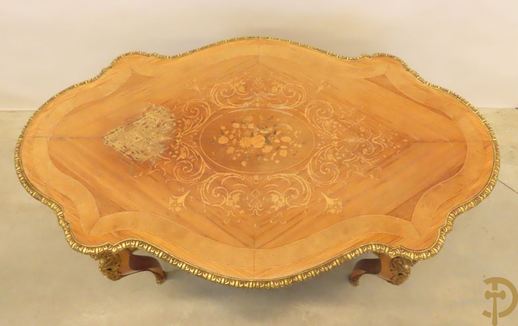 Gemarketteerde ovale notelaren tafel bezet met bronsbeslag van dameshoofden + stoel