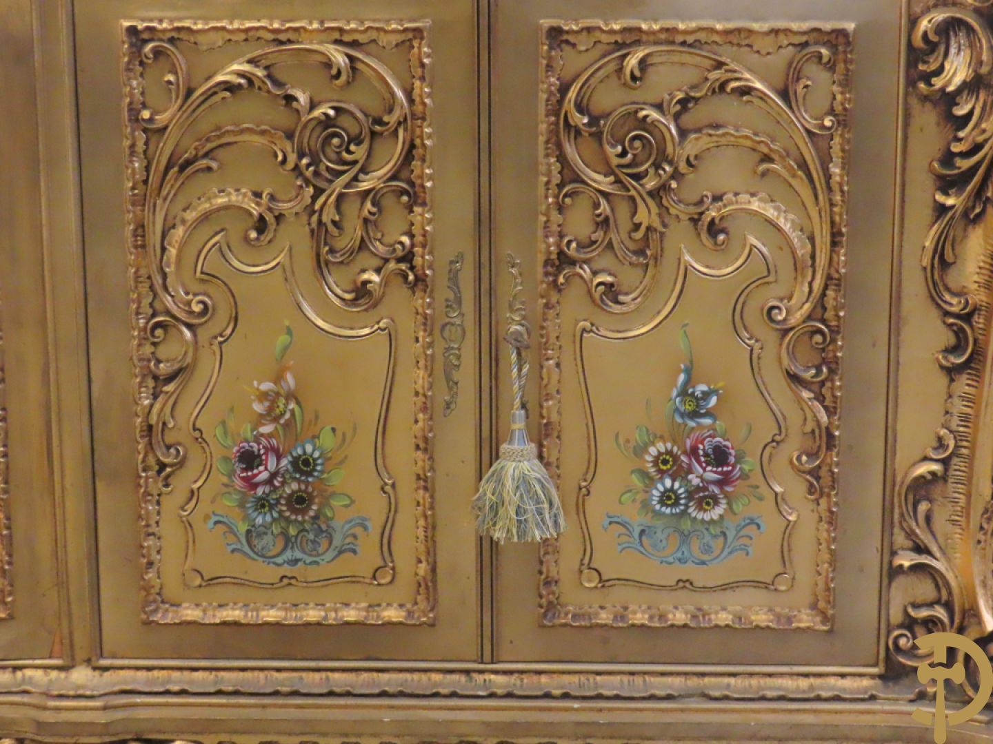 Uitzonderlijke vergulde Louis XV eetkamer bestaande uit vijfdeursdressoir met voluutvormige accanthusranken en rocailles, beschilderd met bloemenmotieven en centraal tafererel met hoornen des overvloeds + bijhorende spiegel vergulde tafel op voluutvormige poten met zes bijhorende stoelen + vitrine met accanthusranken en centrale deur, op voluutvormige poten