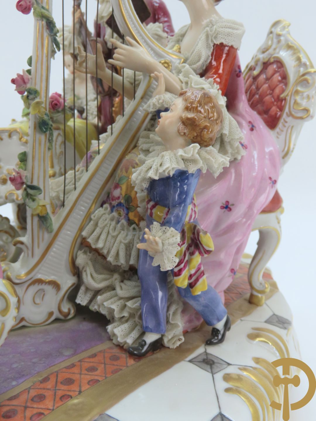 Grote gekleurde porseleinen geanimeerde groep met 7 muziekspelers