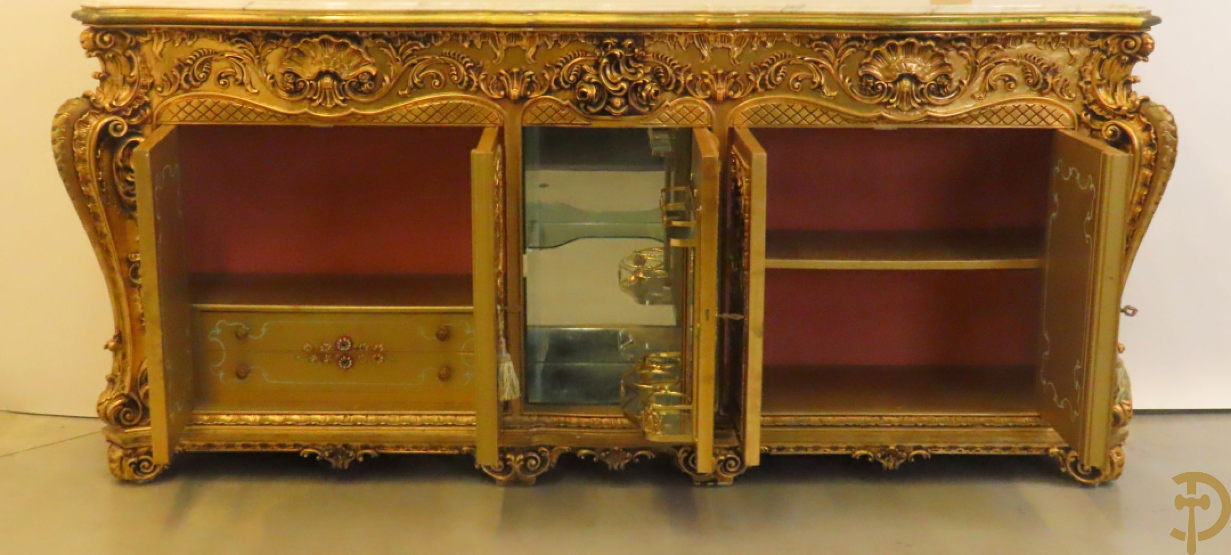 Uitzonderlijke vergulde Louis XV eetkamer bestaande uit vijfdeursdressoir met voluutvormige accanthusranken en rocailles, beschilderd met bloemenmotieven en centraal tafererel met hoornen des overvloeds + bijhorende spiegel vergulde tafel op voluutvormige poten met zes bijhorende stoelen + vitrine met accanthusranken en centrale deur, op voluutvormige poten