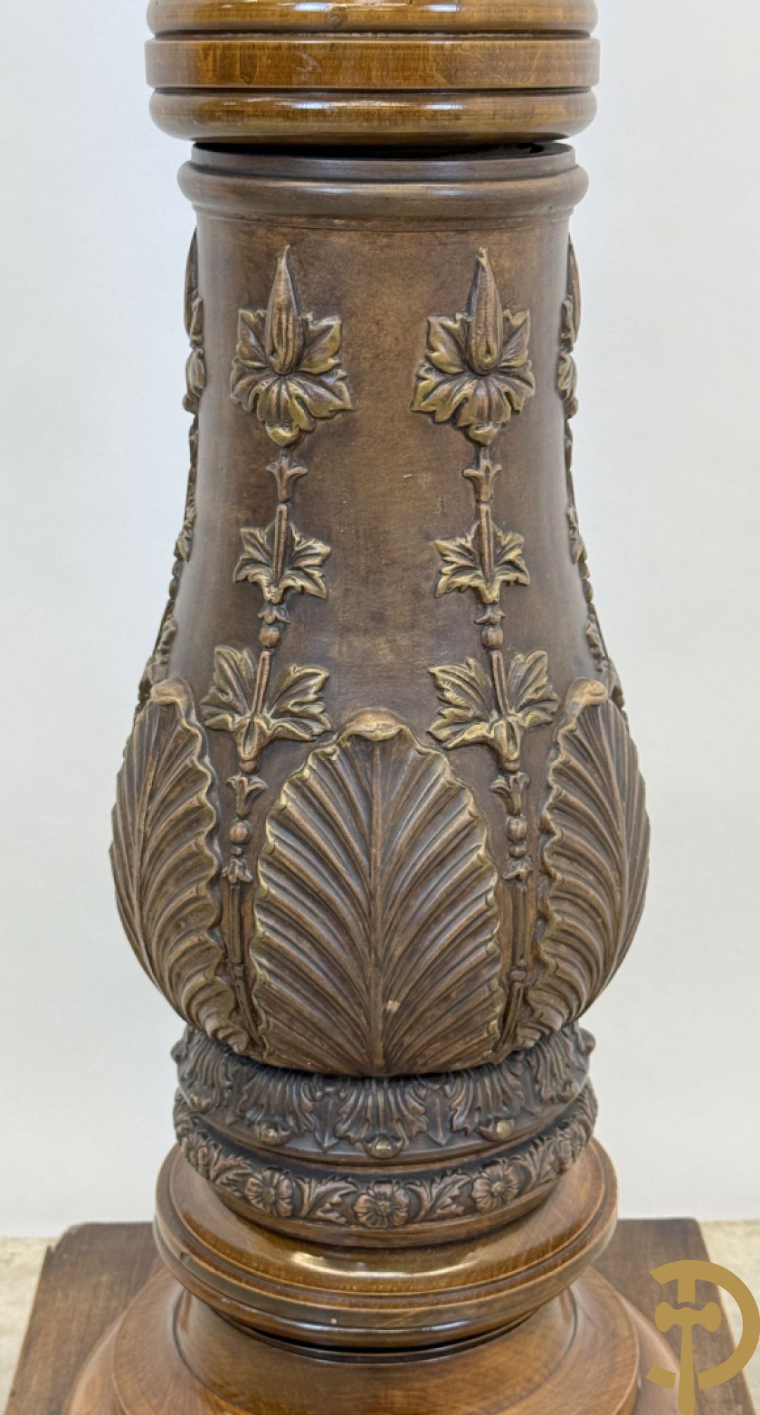 Gecanneleerde zuil met onderdelen in terra cotta bezet met basrelief van personages