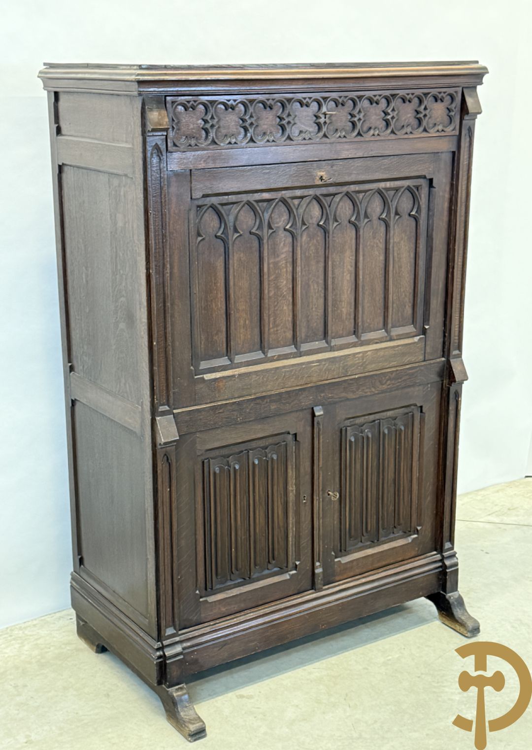 Massief eiken secretaire abattant met lade, klep en 2 deuren, centraal met interieur, Neo Gotisch