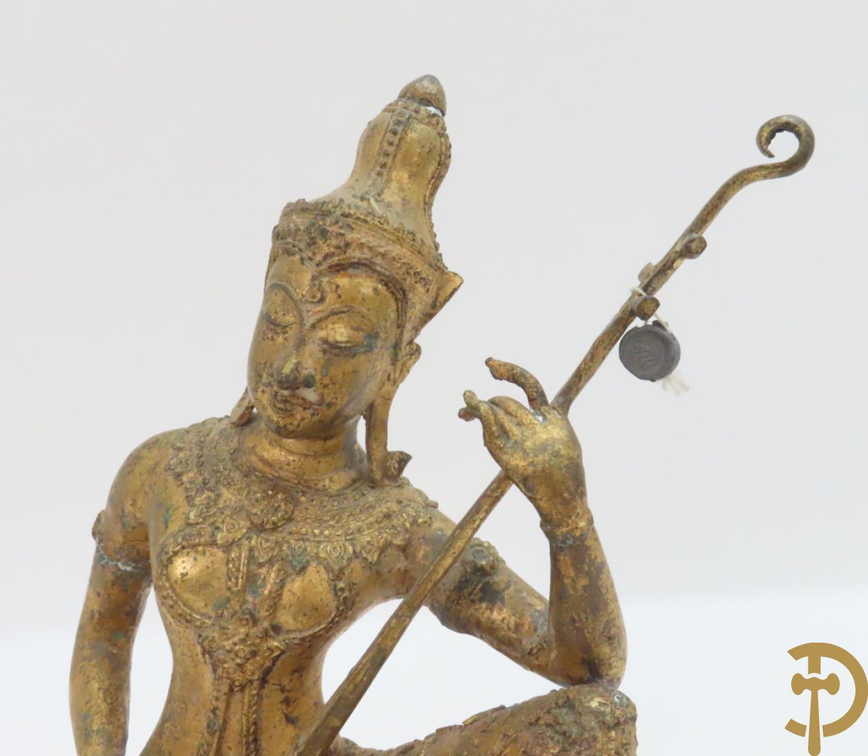 Orientaalse kopersculptuur van driekoppige olifant met boedhisatsvat + koperen boedhistische figuur met snaarinstrument