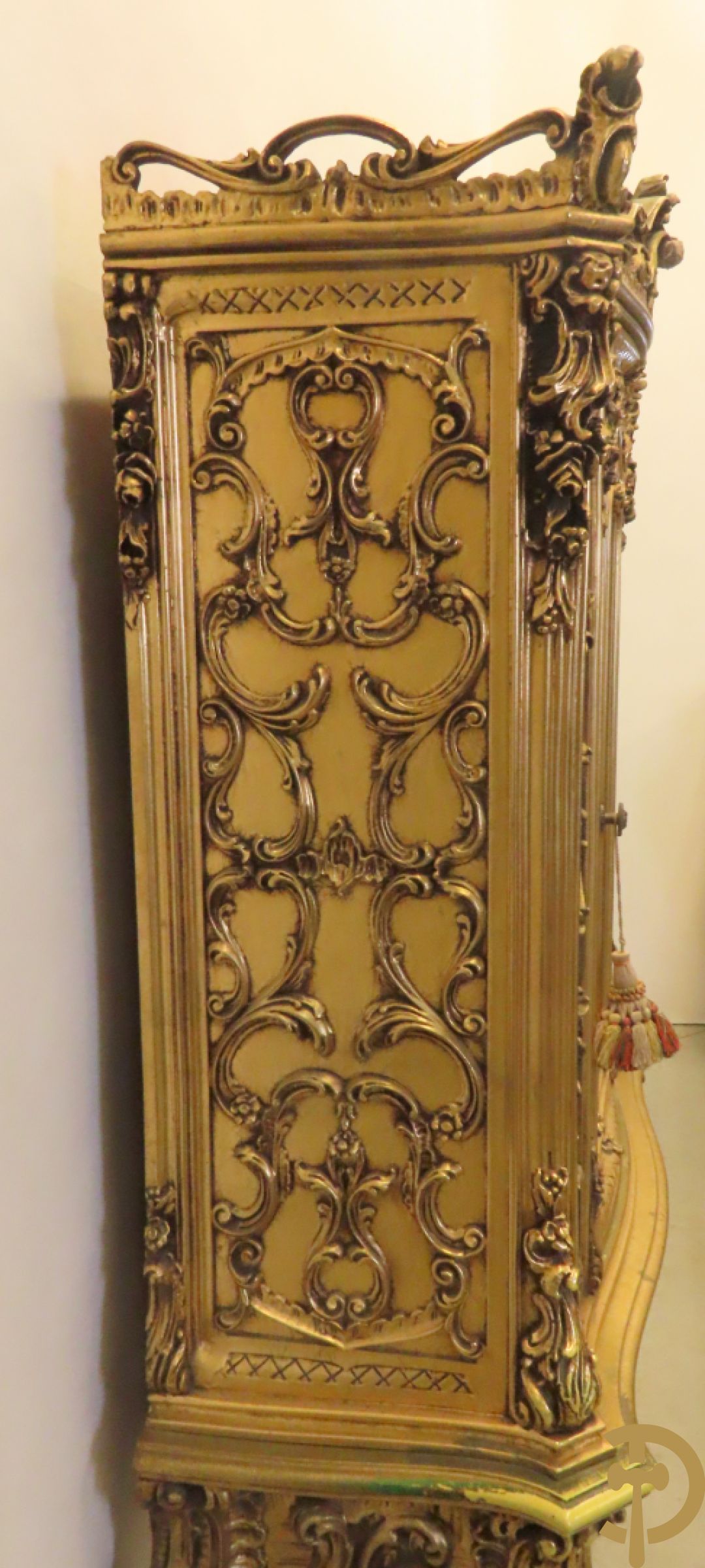 Uitzonderlijke vergulde Louis XV eetkamer bestaande uit vijfdeursdressoir met voluutvormige accanthusranken en rocailles, beschilderd met bloemenmotieven en centraal tafererel met hoornen des overvloeds + bijhorende spiegel vergulde tafel op voluutvormige poten met zes bijhorende stoelen + vitrine met accanthusranken en centrale deur, op voluutvormige poten