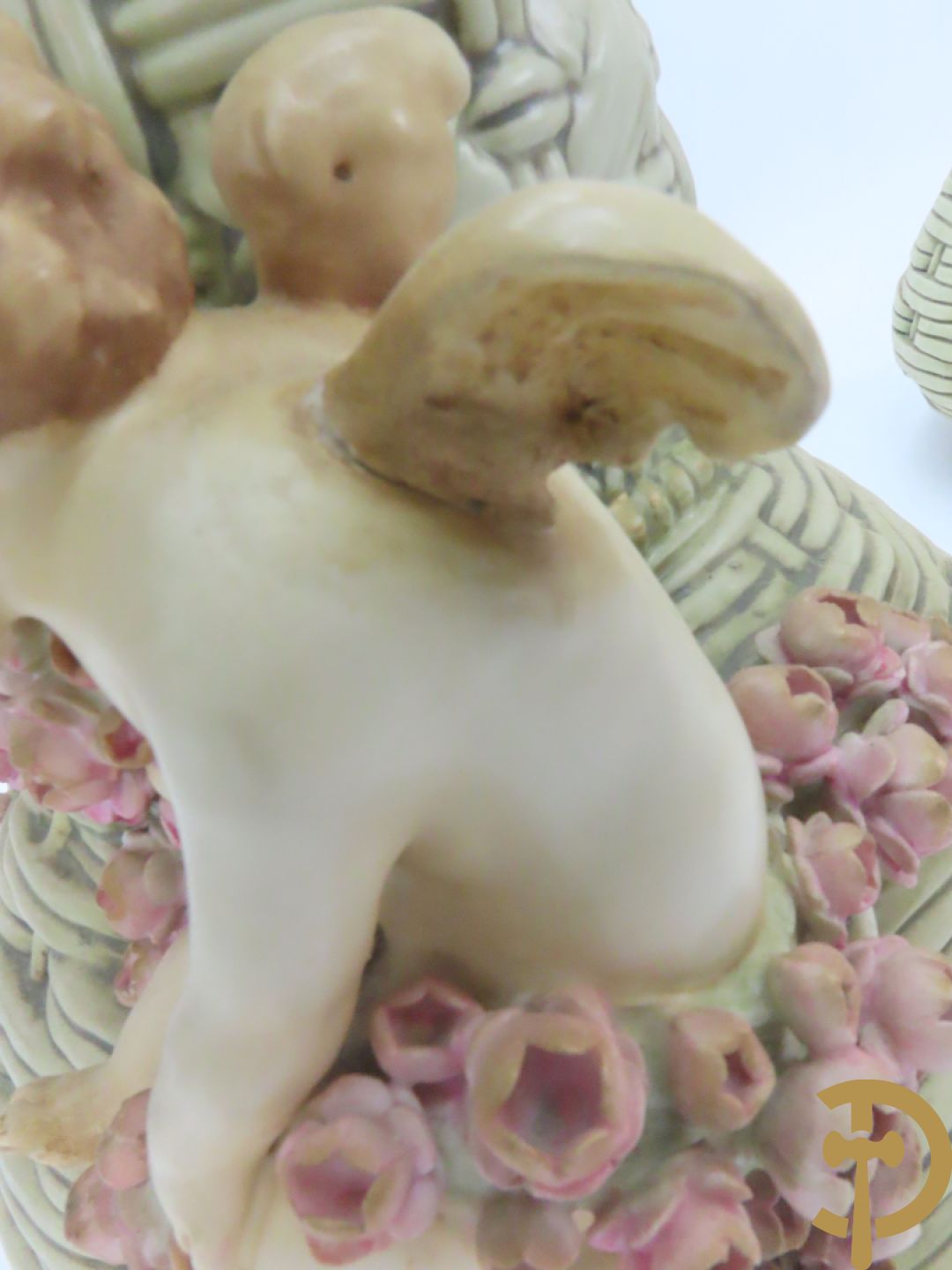 Paar meerkleurige faience vazen,  Austria gemerkt, met cupido