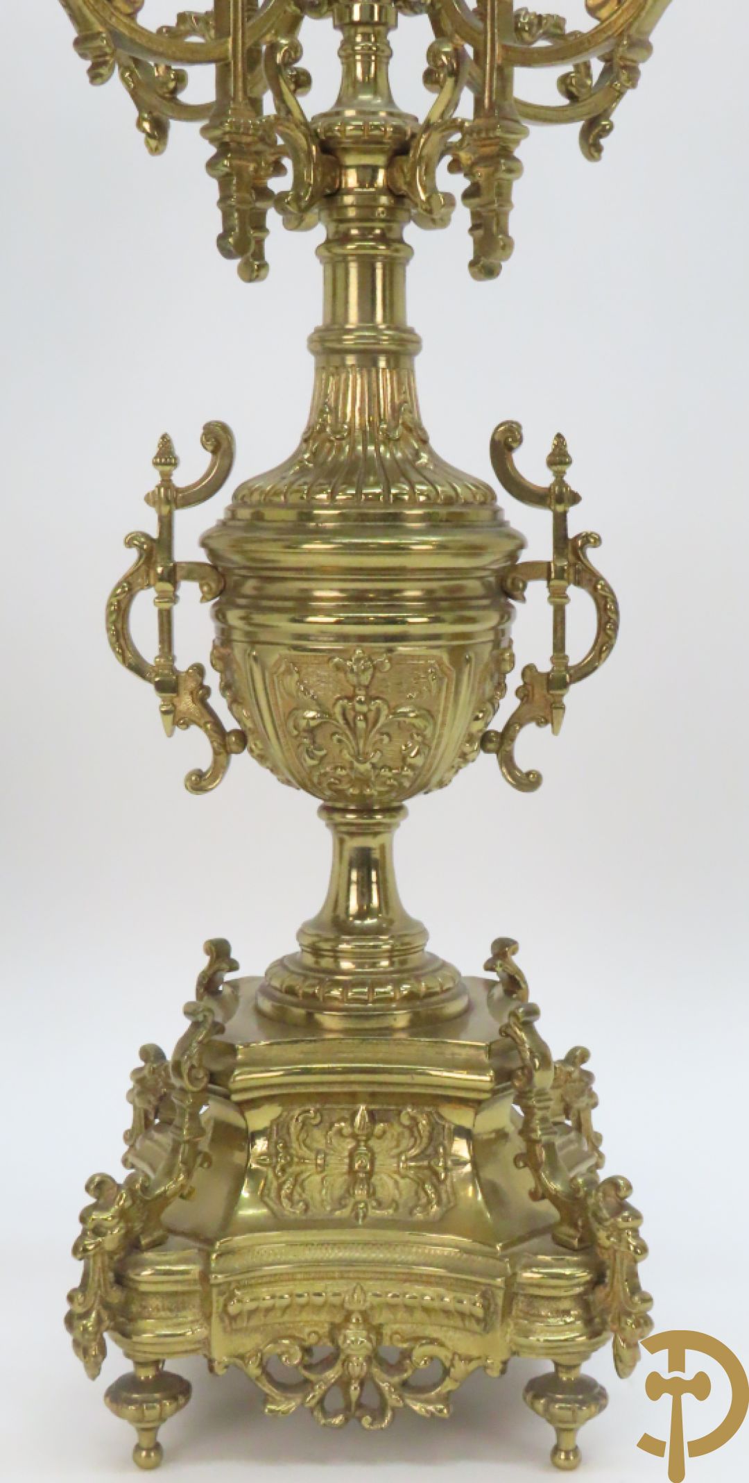 Driedelige koperen Neo Renaissance garnituur bestaande uit klok met amfoor bovenaan en Neo Renaissance motieven, Richond 11 Bd Mont Martre getekend - geflankeerd door paar vijfarmige kandelaars