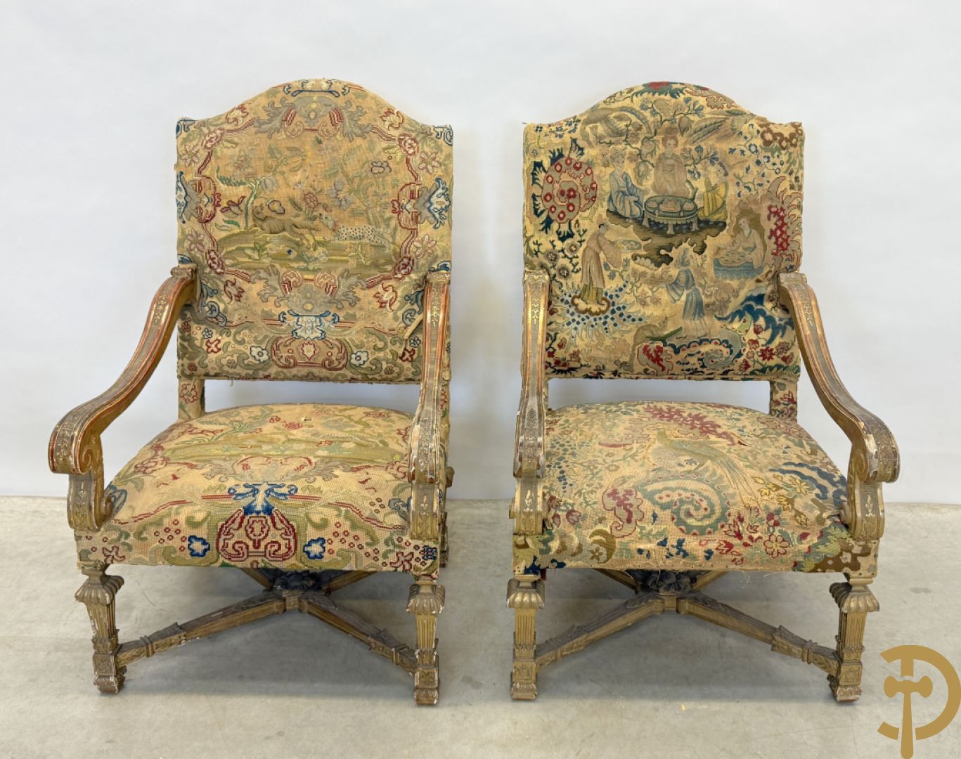 Vier vergulde Louis XIV kasteelarmzetels met geanimeerde scènes in petit points, 19e