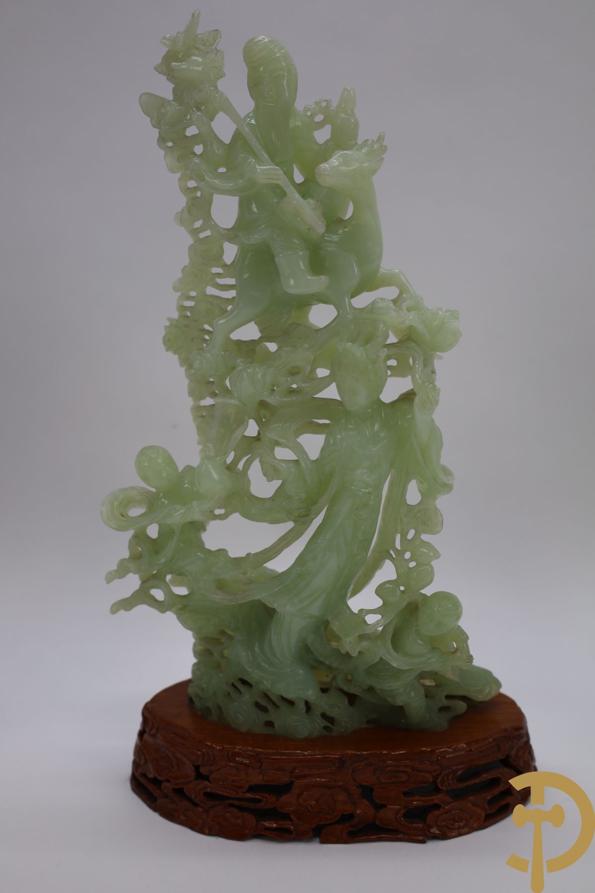 Handgesculpteerd Chinees jade beeld van geisha omgeven door kinderen en man op hert + bloemsculptuur in jade + jade vogel (staart weg) + fo hond + paar meisjes in jade (hand af)  +paardje + 3 onix eieren