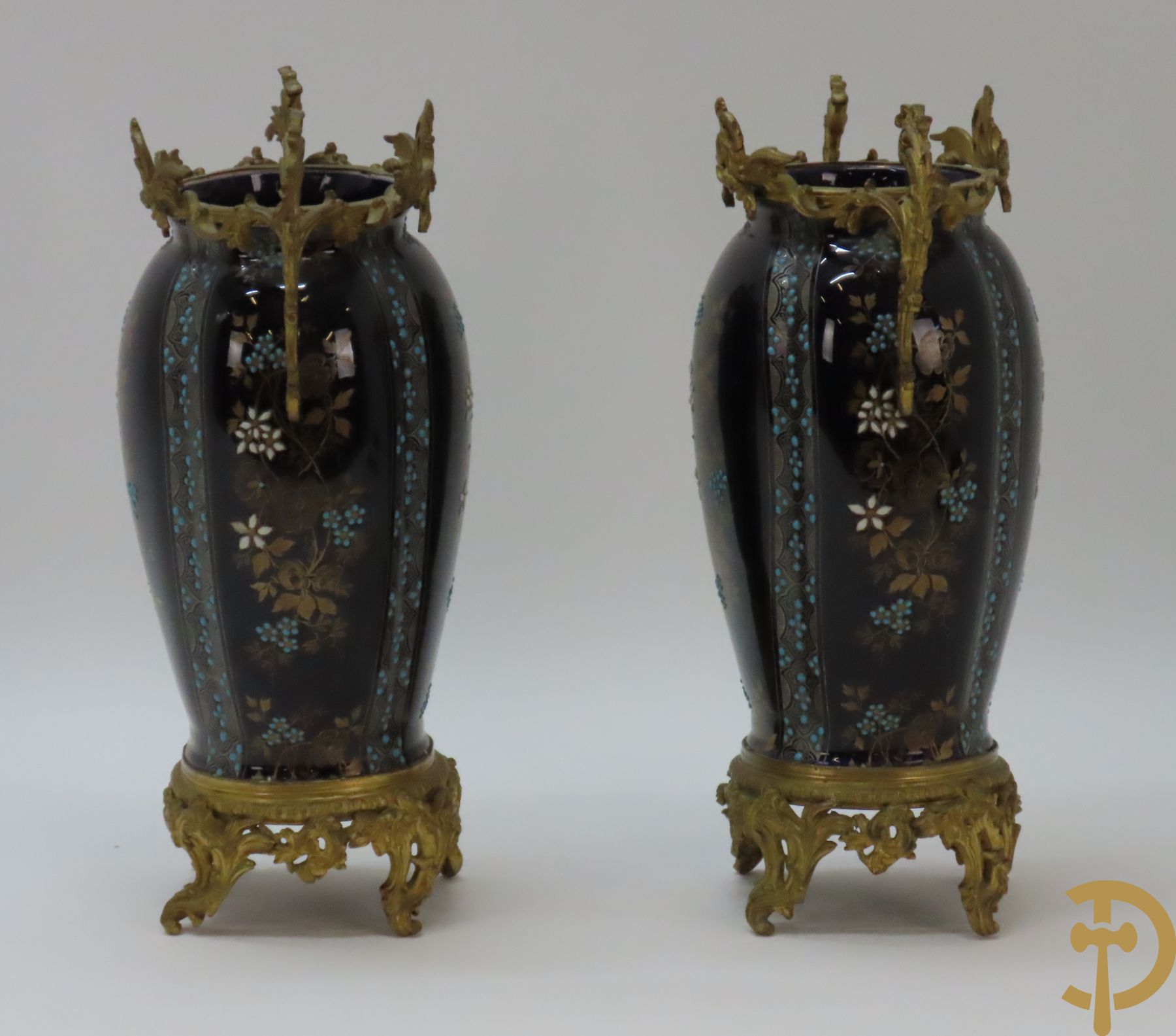 Paar kobaltblauwe porseleinen vazen met bloemendecor gevat in bronzen houder met bronsbeslag van accanthusranken