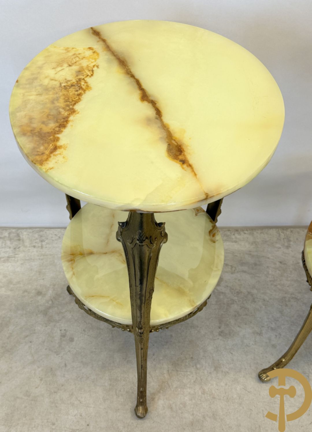 Paar koperen sokkels met Louis XV motieven en 2 étages op drie voluutvormige poten - met onix marmeren blad