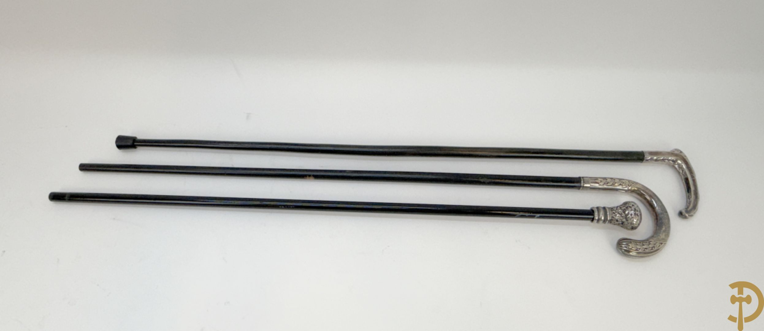 Drie wandelstokken met verzilverd handvat