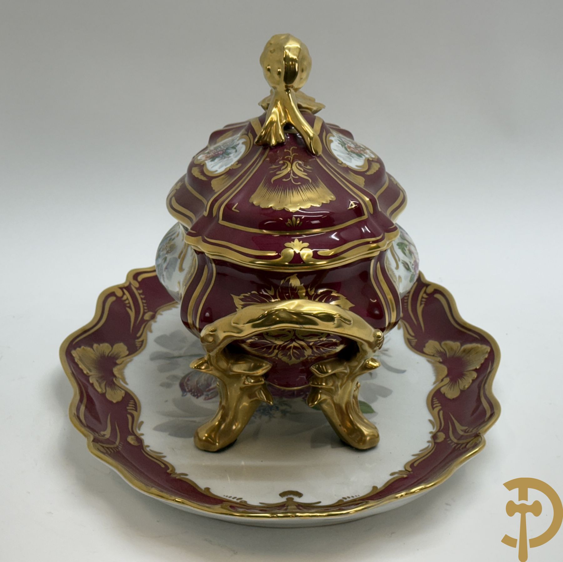 Porseleinen milieu de table (schaal en coupe) Limoges met bloemendecor en vergulde ornamenten, gemerkt onderaan