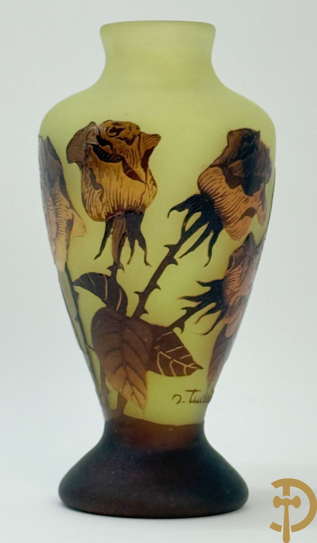 Vaas in glaspasta met gestyleerd bloemendecor, gemerkt Tudor