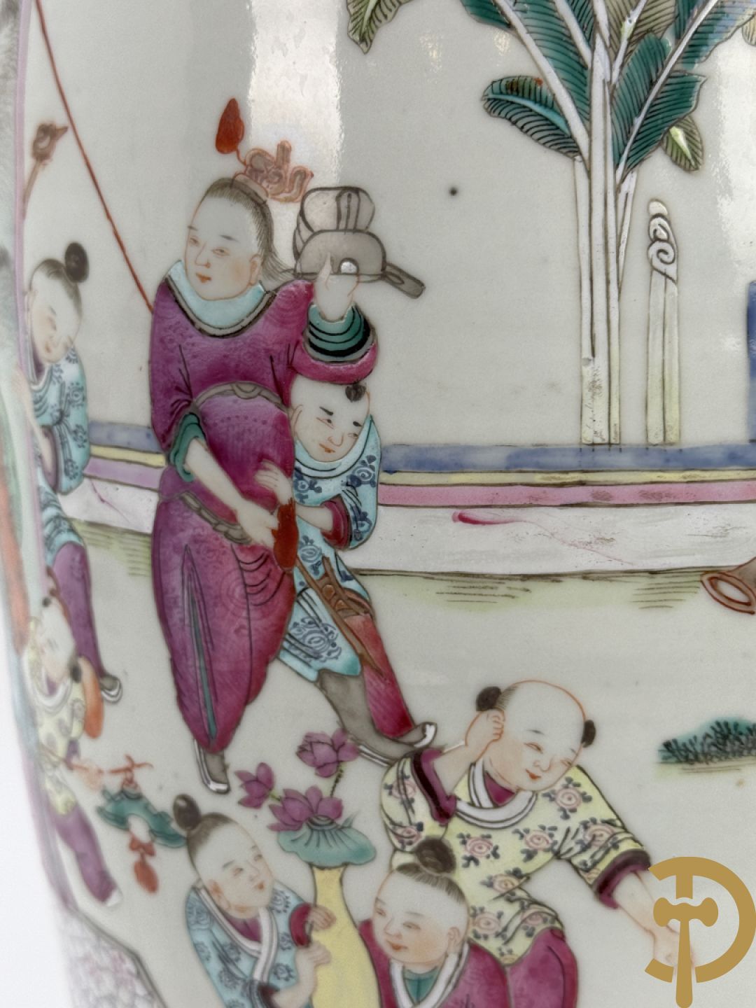 Chinese porseleinen vaas met dubbel decor van dieren, personages, dames en kinderen