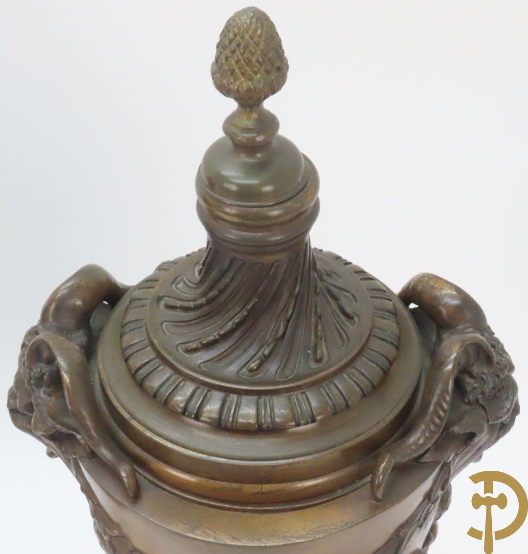 Paar bronzen cassolettes omgeven door dansende cupido