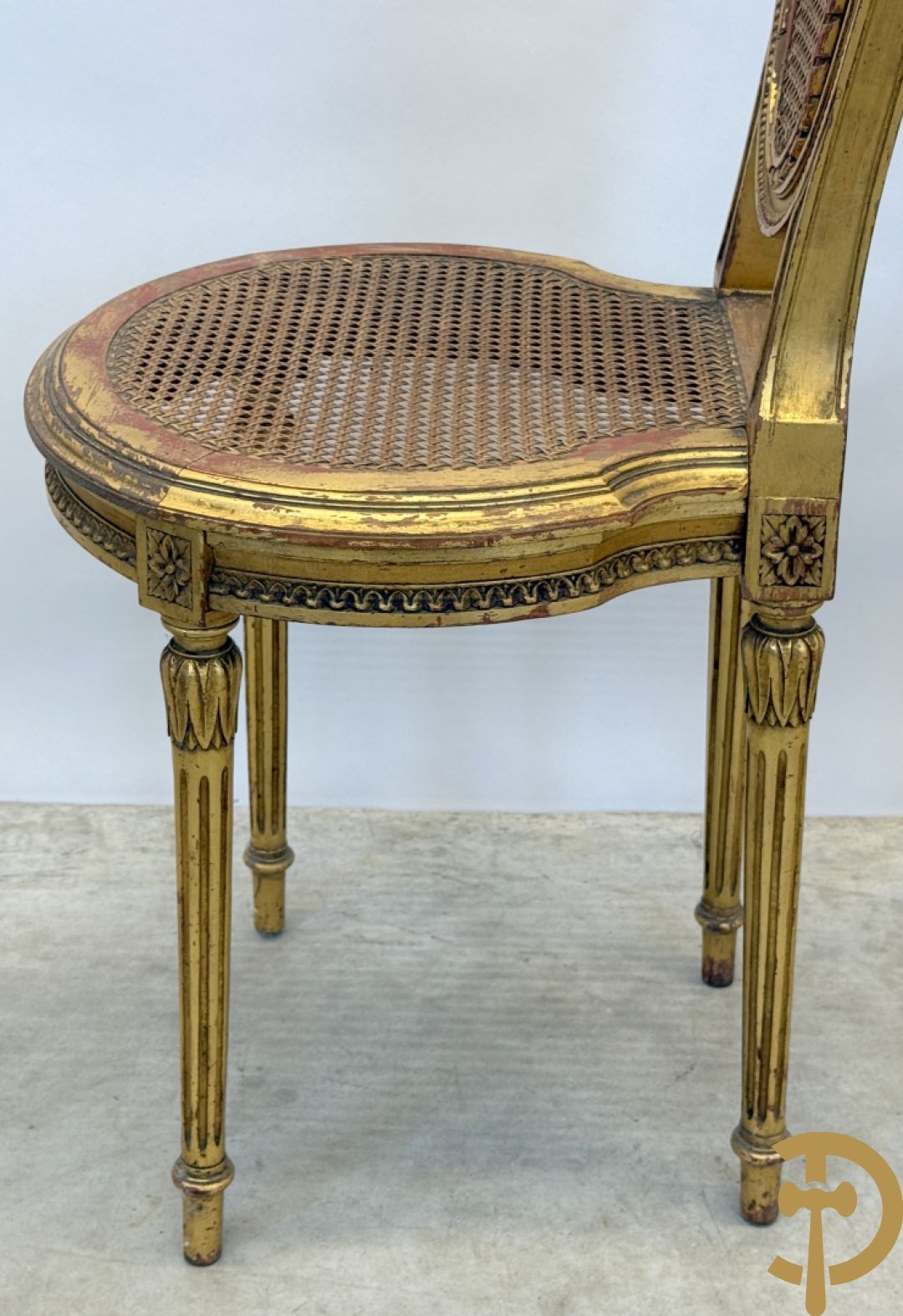 Ovale vergulde salontafel met Louis XVI motieven op gecanneleerde poten - met marmeren blad + 2 vergulde Louis XVI stoelen