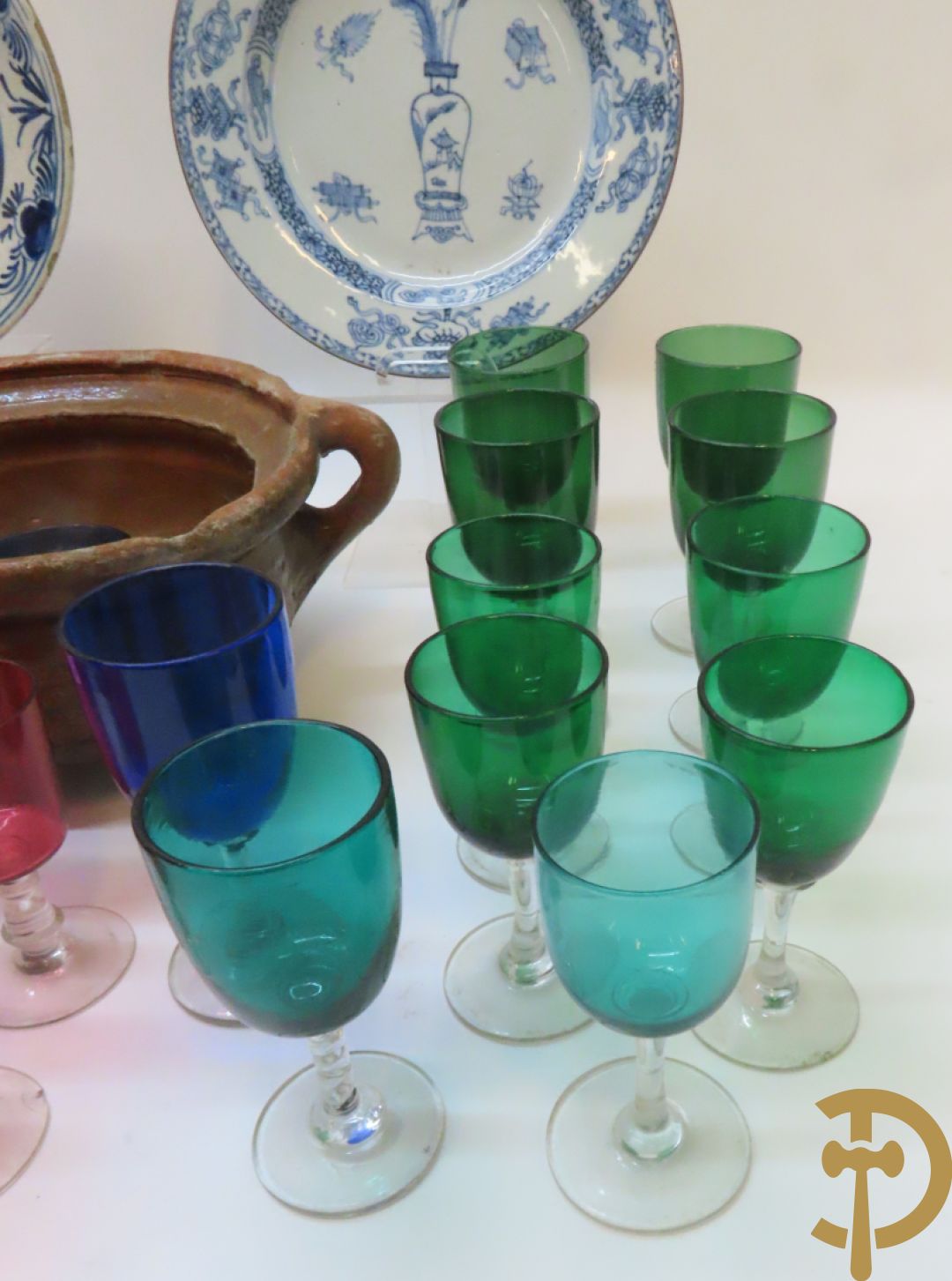 Mondgeblazen gekleurd glasservies + Chinees blauw/wit bord + Delfts bord + Vieux Bruxelles vaasjes e.a.